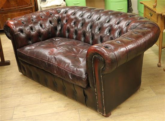 A buttoned burgundy leather two seater Chesterfield settee, W.5ft 5in. D.3ft H.2ft 3in.